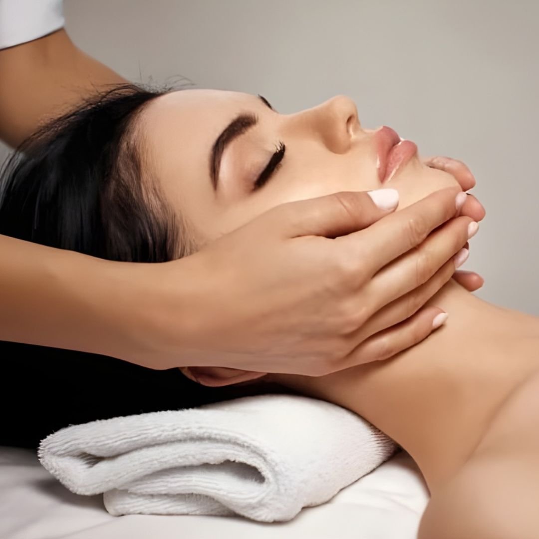 60-minute Aqua Glow Facial Skincare Treatment