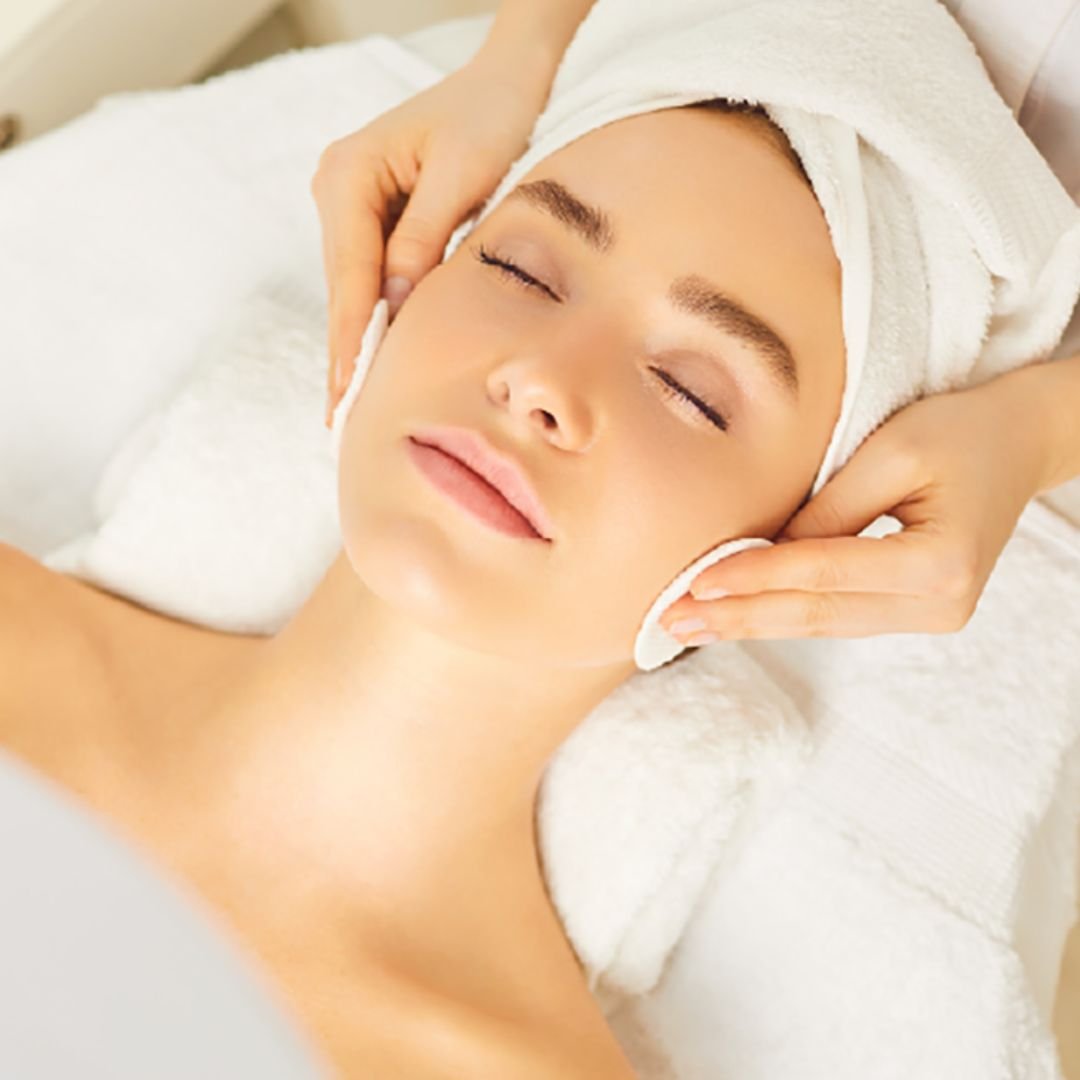 60-minute Aqua Glow Facial Skincare Treatment