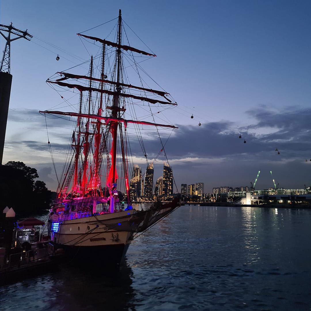 City Lights Dinner Cruise with Freeflow (Adult Ticket)